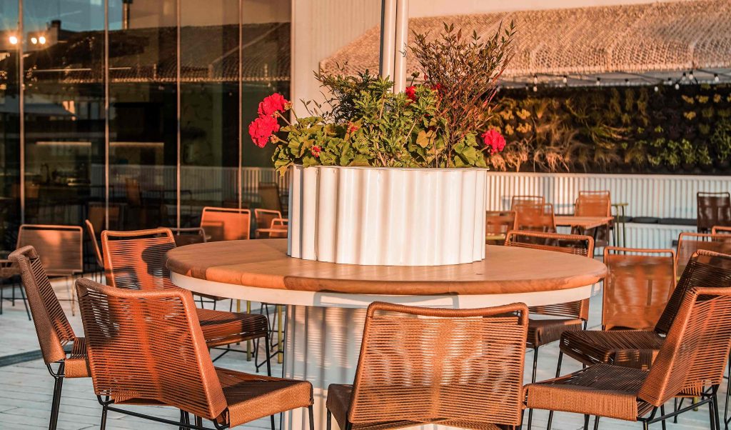 Terraza y espacios verdes en la sede de HIT CEL