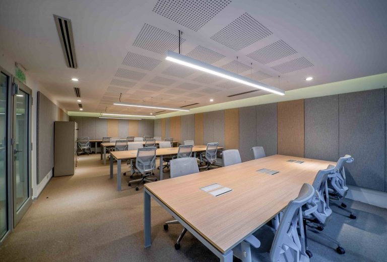 Lee más sobre el artículo Ergonomía Laboral en HIT: Espacios Diseñados para Cuidar tu Cuerpo