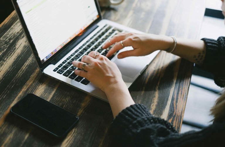 Persona usando herramientas de gestión de trabajo en su computador