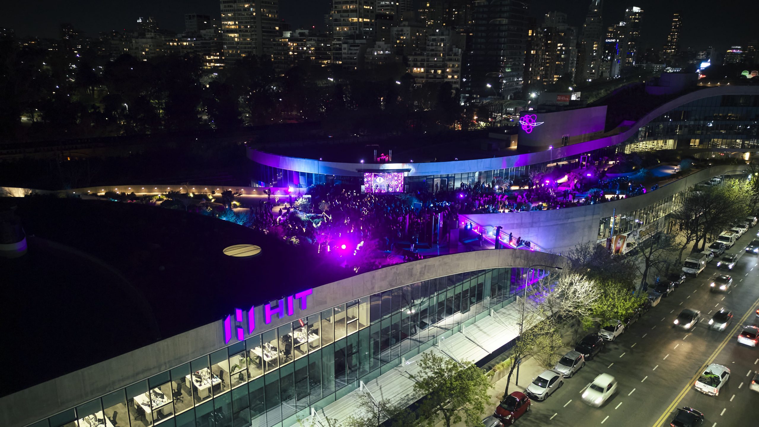 Vista aérea nocturna del Grand Opening HIT Polo – HITLAND en Palermo con más de 1200 asistentes y show en terraza iluminada