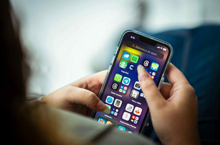 Persona usando apps para freelancer en su móbil