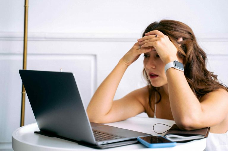 Persona trabajando con síndrome del quemado