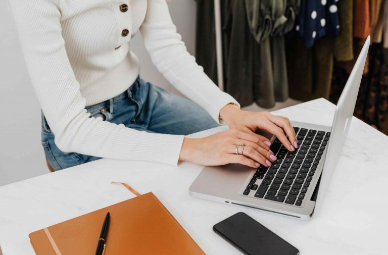 Persona usando su computador y las funciones de Excel