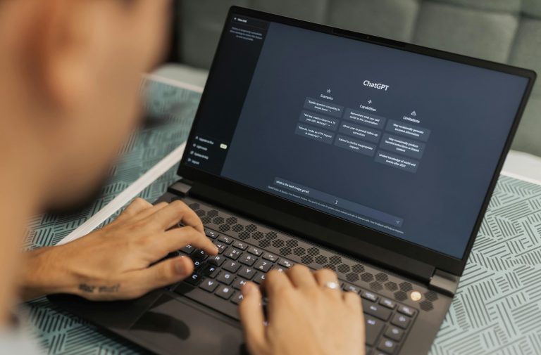 Persona usando ChatGPT para programar
