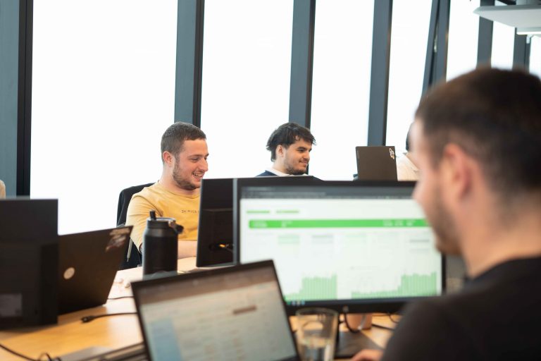 Personas alquilando espacios flexibles