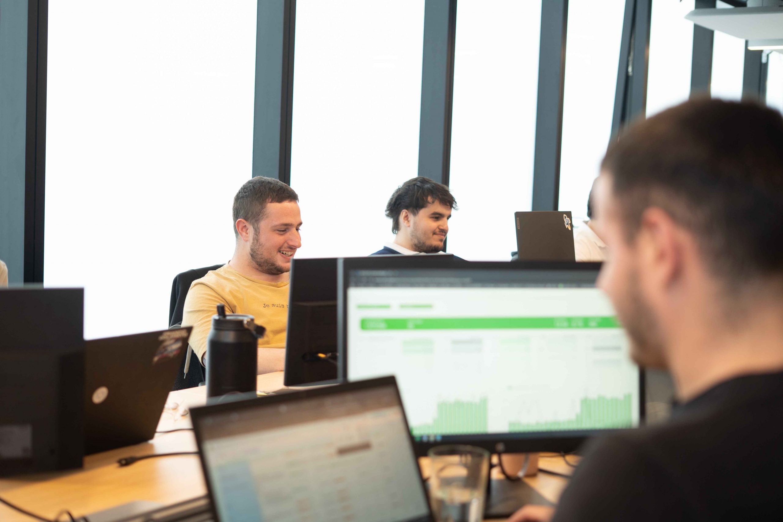 En este momento estás viendo Espacios Flexibles vs. Oficinas Convencionales:  ¿Cuál te Conviene Alquilar en 2026?