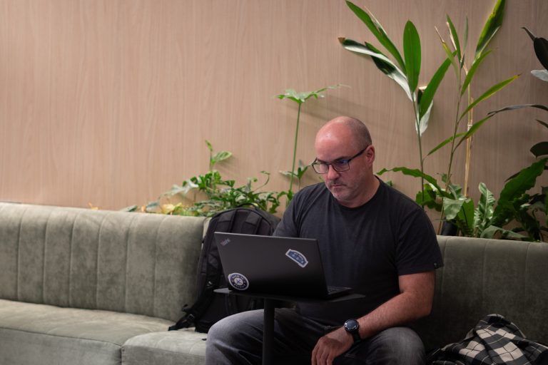 Persona leyendo sobre las tendencias laborales