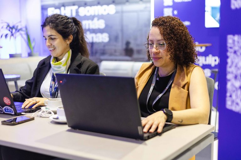 Equipo de trabajo en un espacio flexible en LATAM