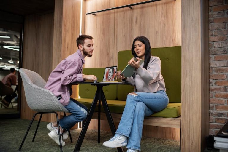 Equipo trabajando en una oficina satélite cerca de sus hogares.